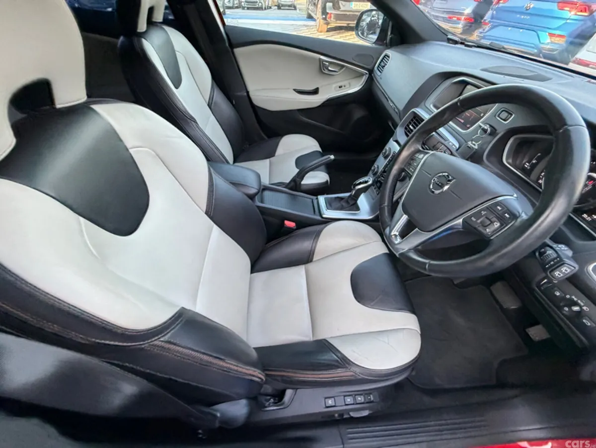 Volvo V40 Hatchback, Diesel, 2018, Red