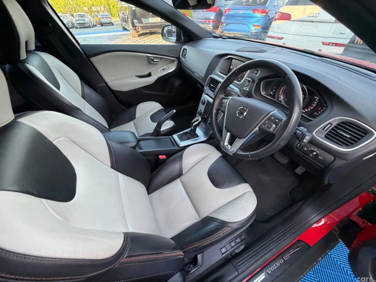 Volvo V40 Hatchback, Diesel, 2018, Red