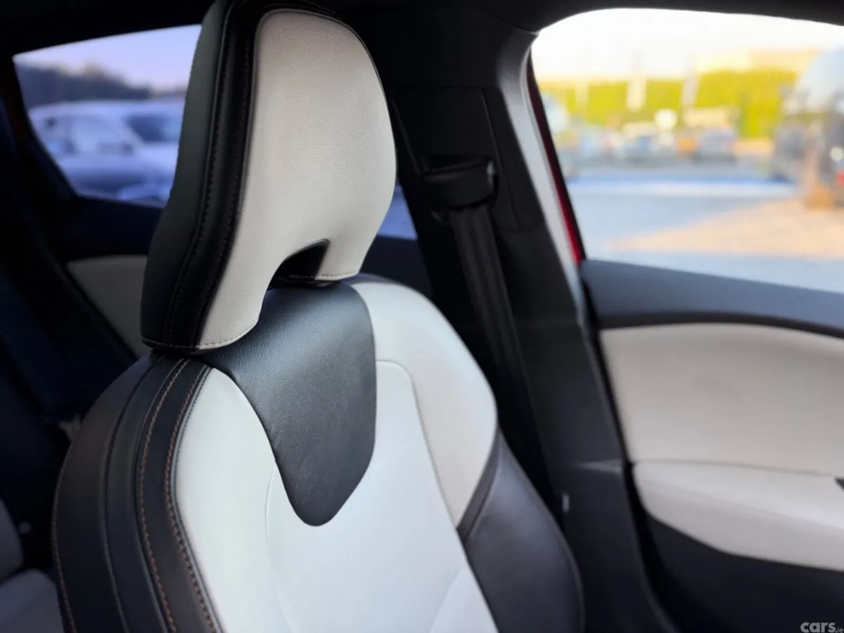 Volvo V40 Hatchback, Diesel, 2018, Red
