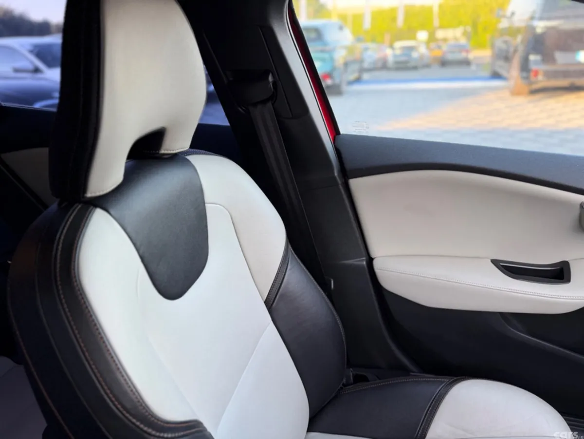 Volvo V40 Hatchback, Diesel, 2018, Red