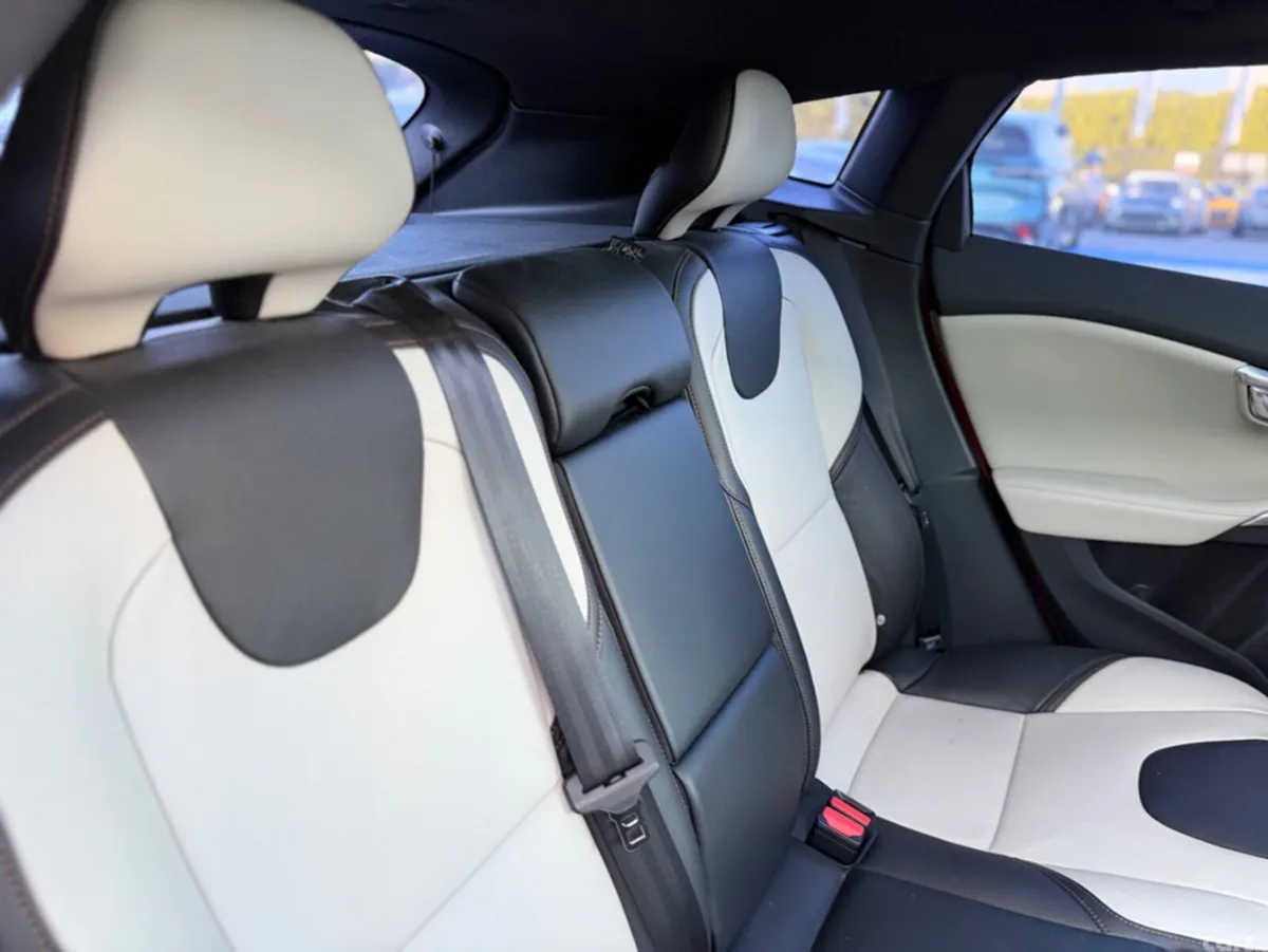 Volvo V40 Hatchback, Diesel, 2018, Red