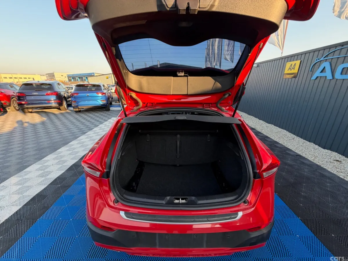 Volvo V40 Hatchback, Diesel, 2018, Red