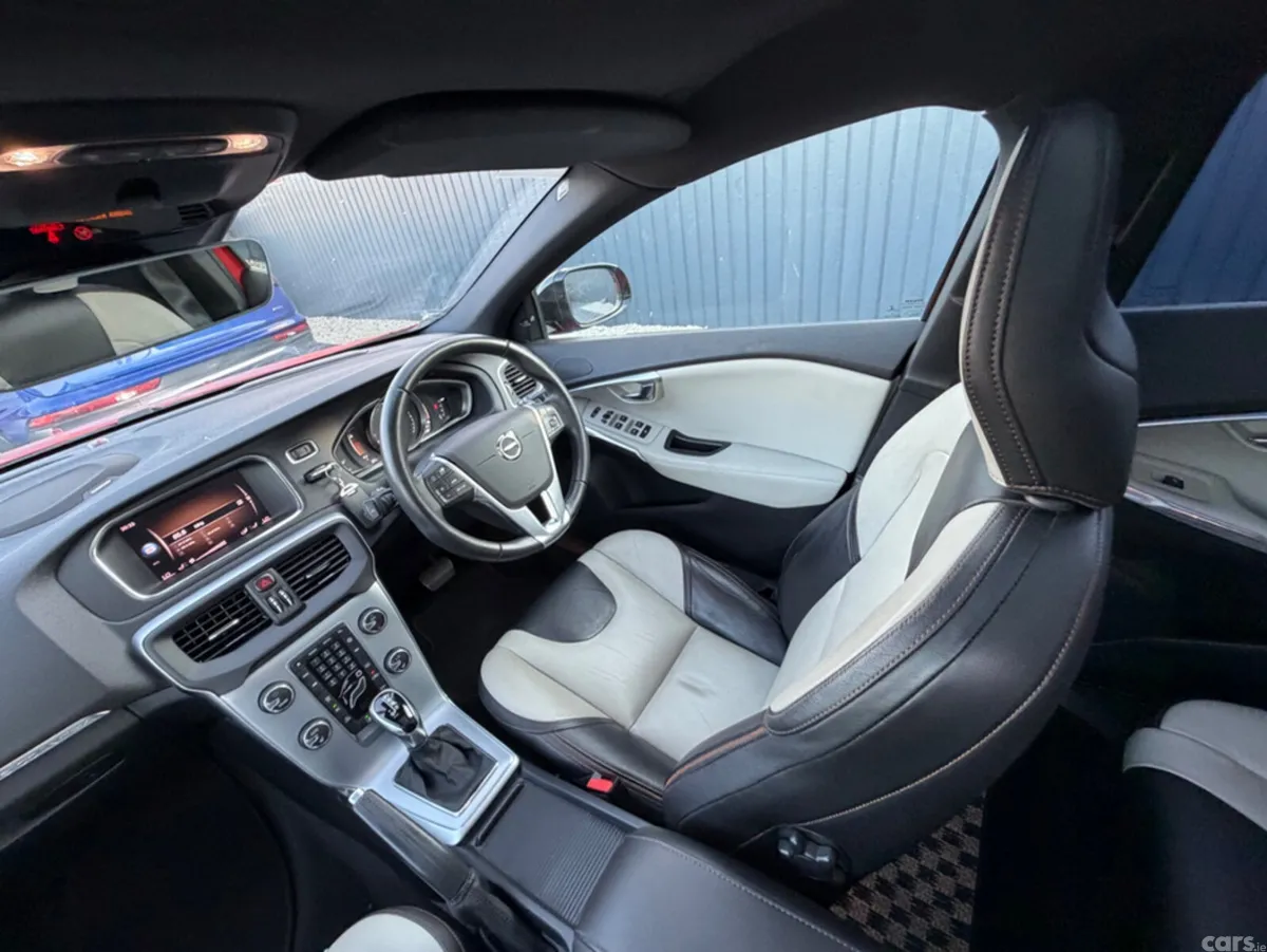 Volvo V40 Hatchback, Diesel, 2018, Red