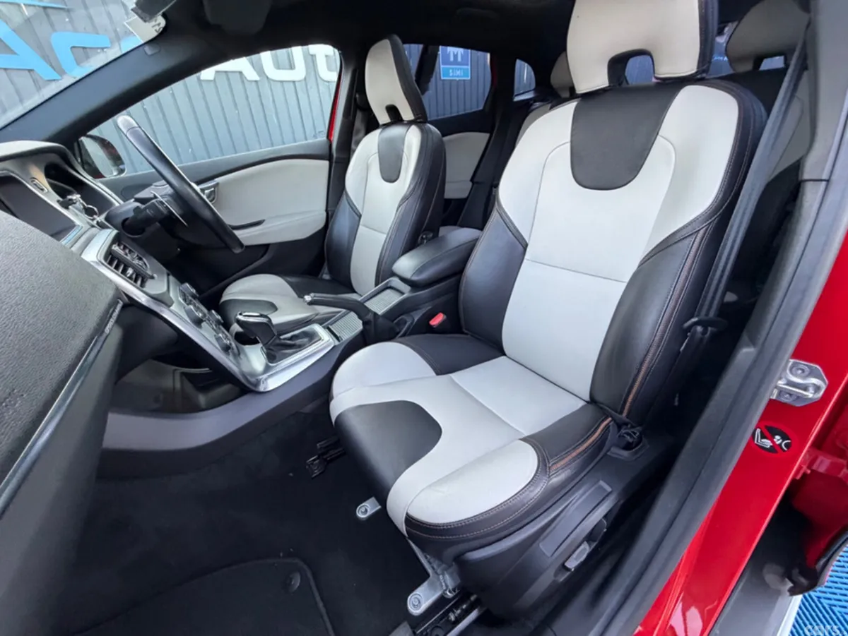 Volvo V40 Hatchback, Diesel, 2018, Red