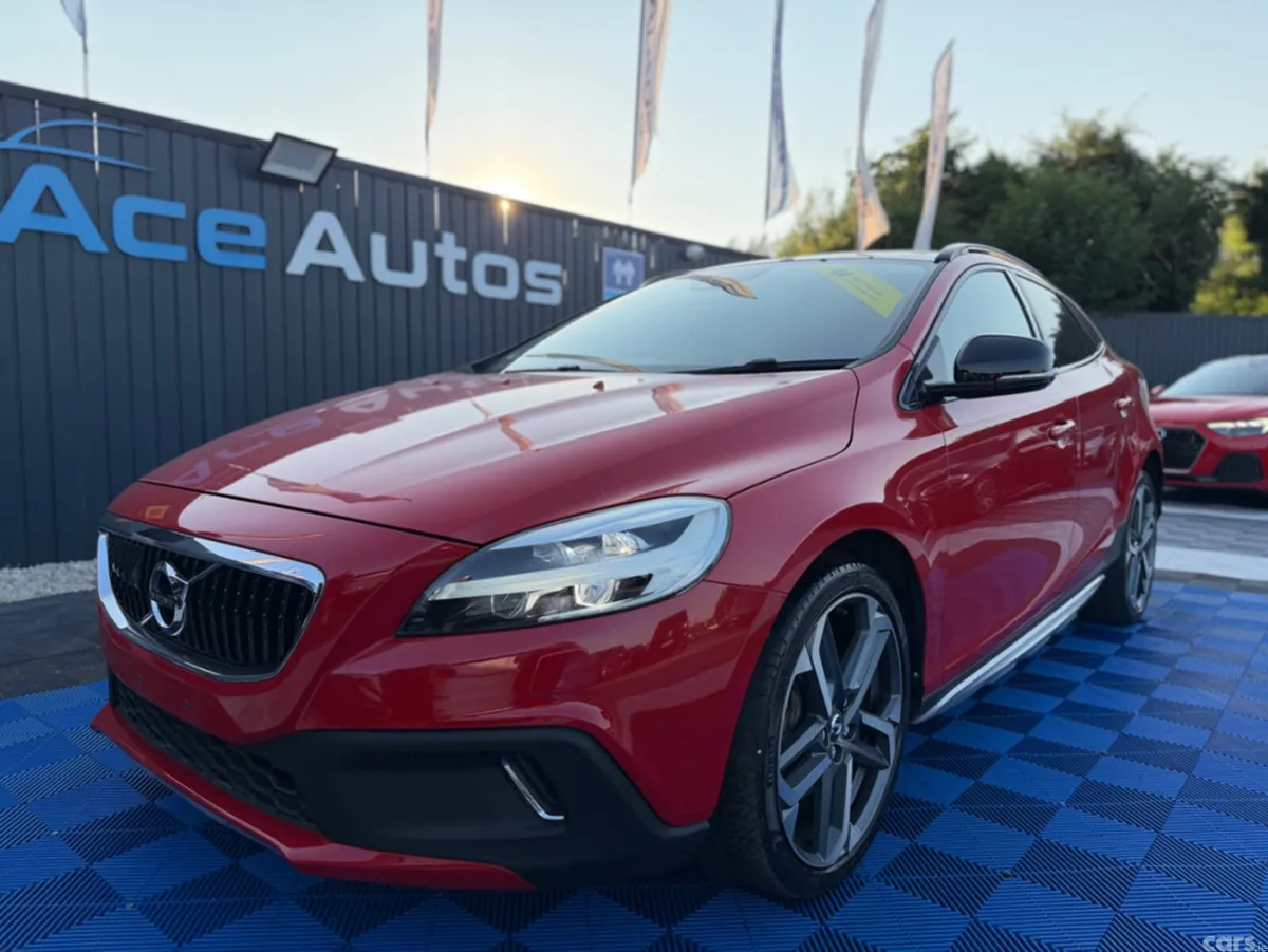 Volvo V40 Hatchback, Diesel, 2018, Red