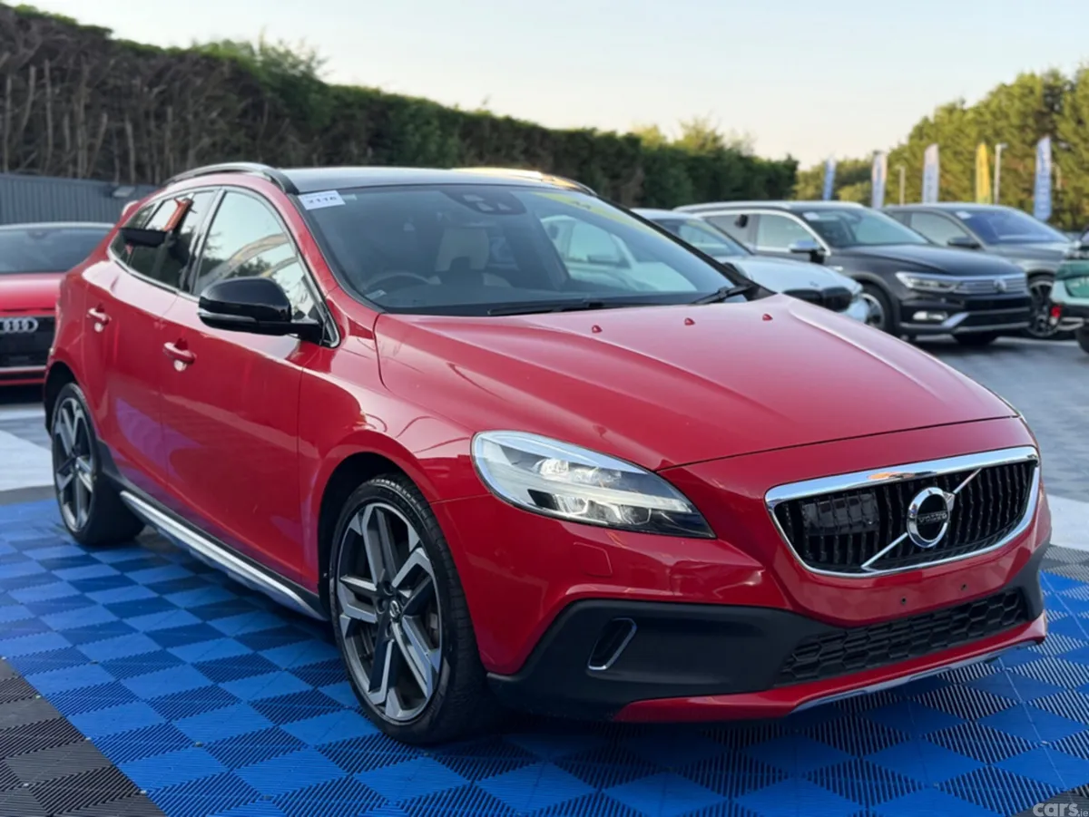 Volvo V40 Hatchback, Diesel, 2018, Red