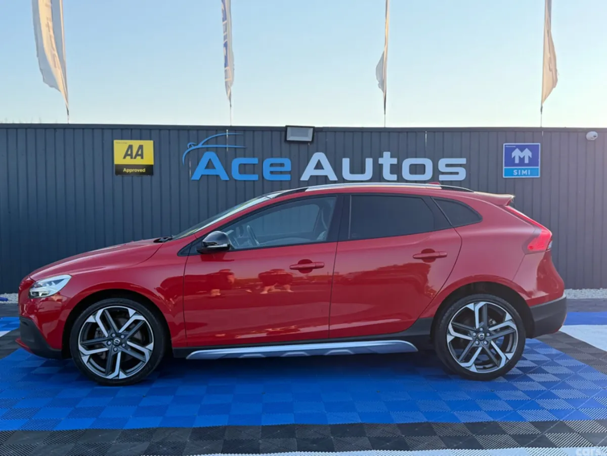 Volvo V40 Hatchback, Diesel, 2018, Red