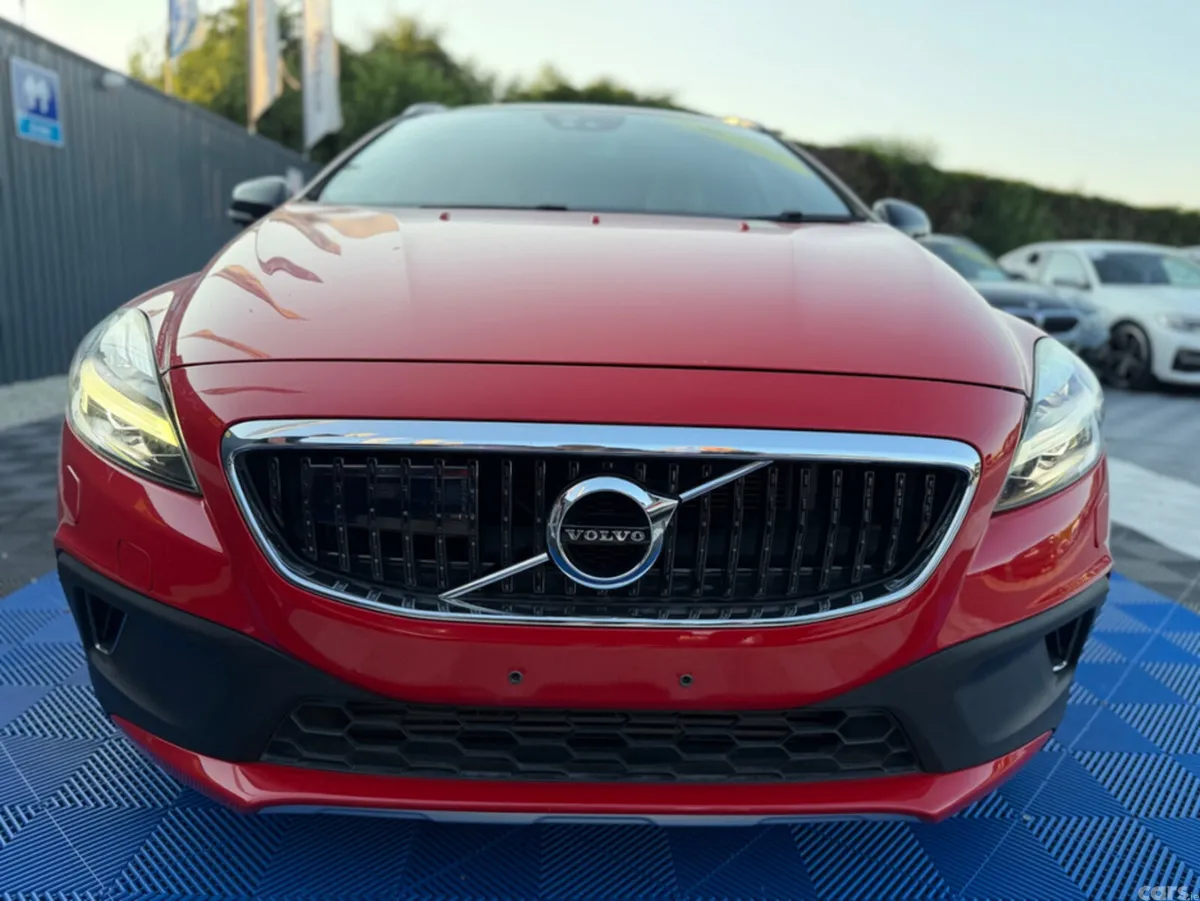 Volvo V40 Hatchback, Diesel, 2018, Red