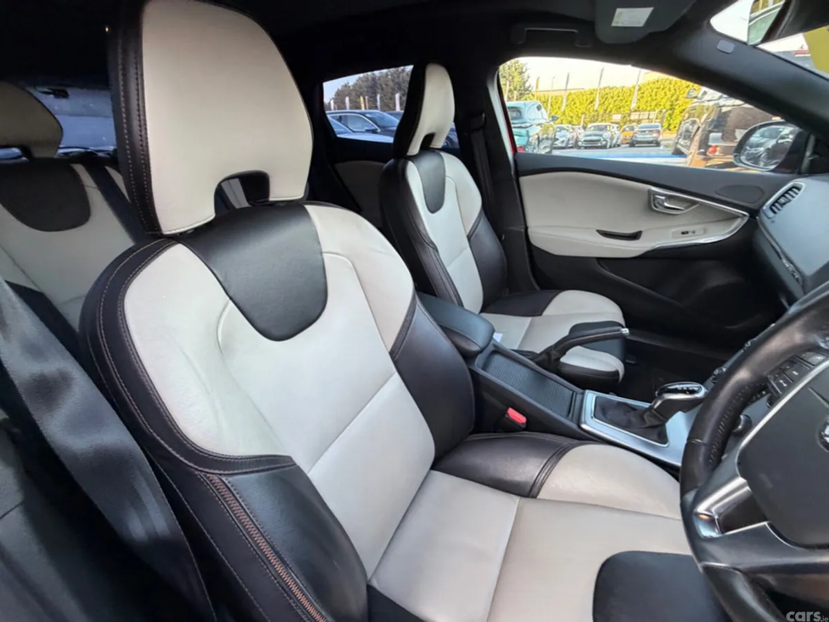 Volvo V40 Hatchback, Diesel, 2018, Red