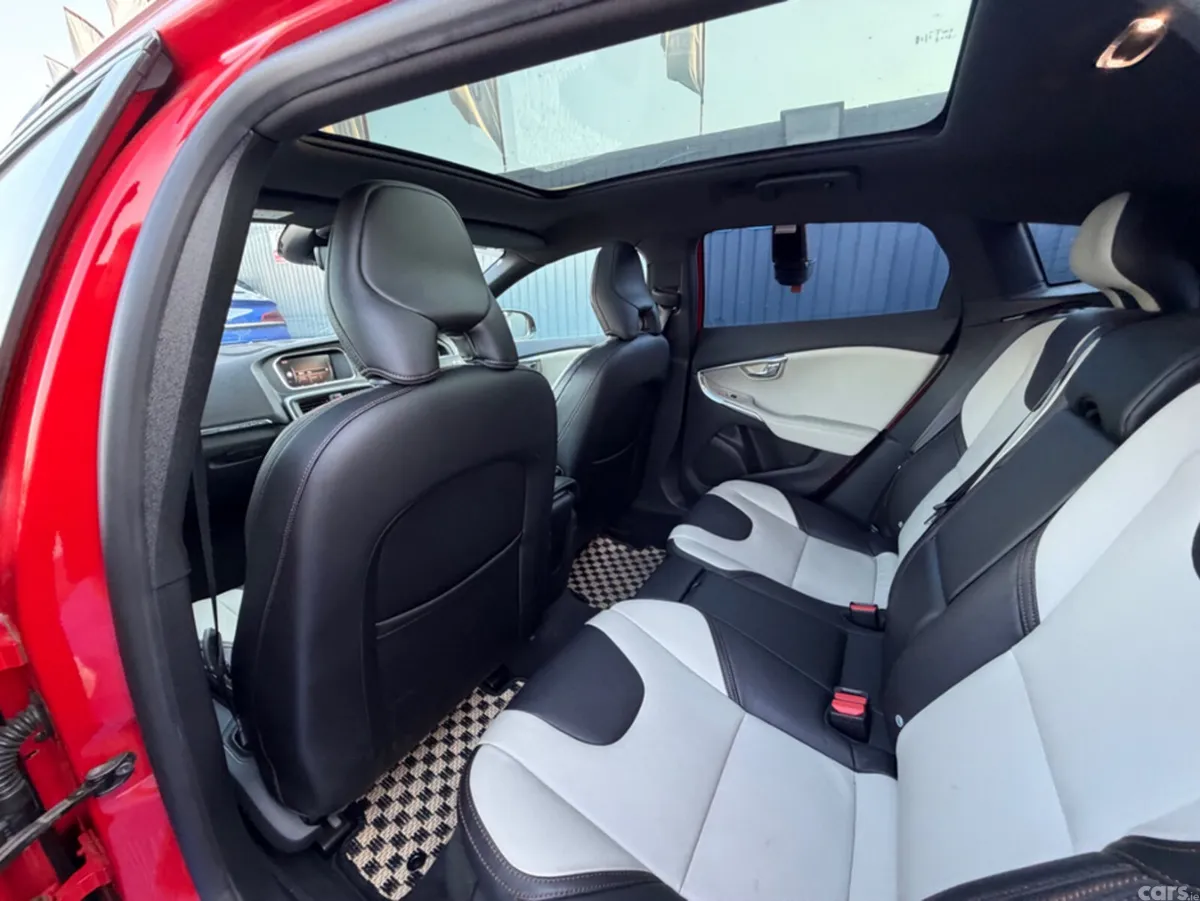 Volvo V40 Hatchback, Diesel, 2018, Red