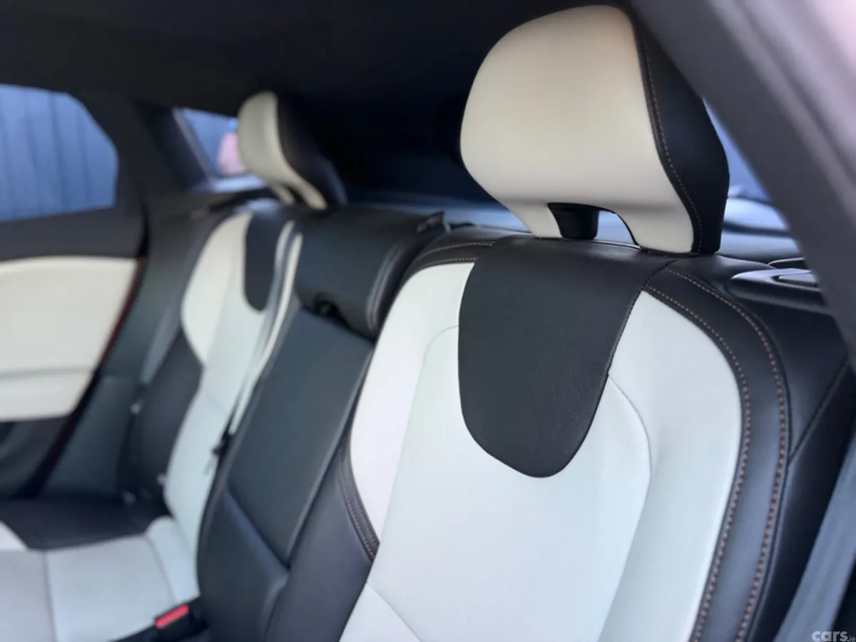 Volvo V40 Hatchback, Diesel, 2018, Red