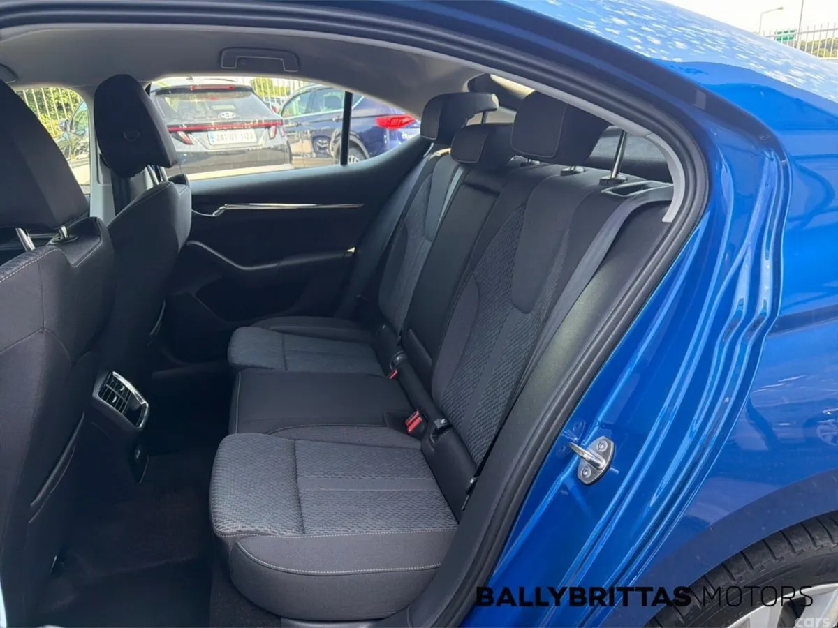Skoda Octavia Saloon, Diesel, 2024, Blue