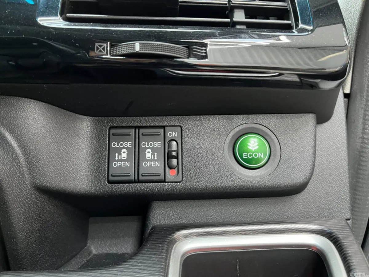 Honda Stepwagon MPV, Petrol Hybrid, 2019, White