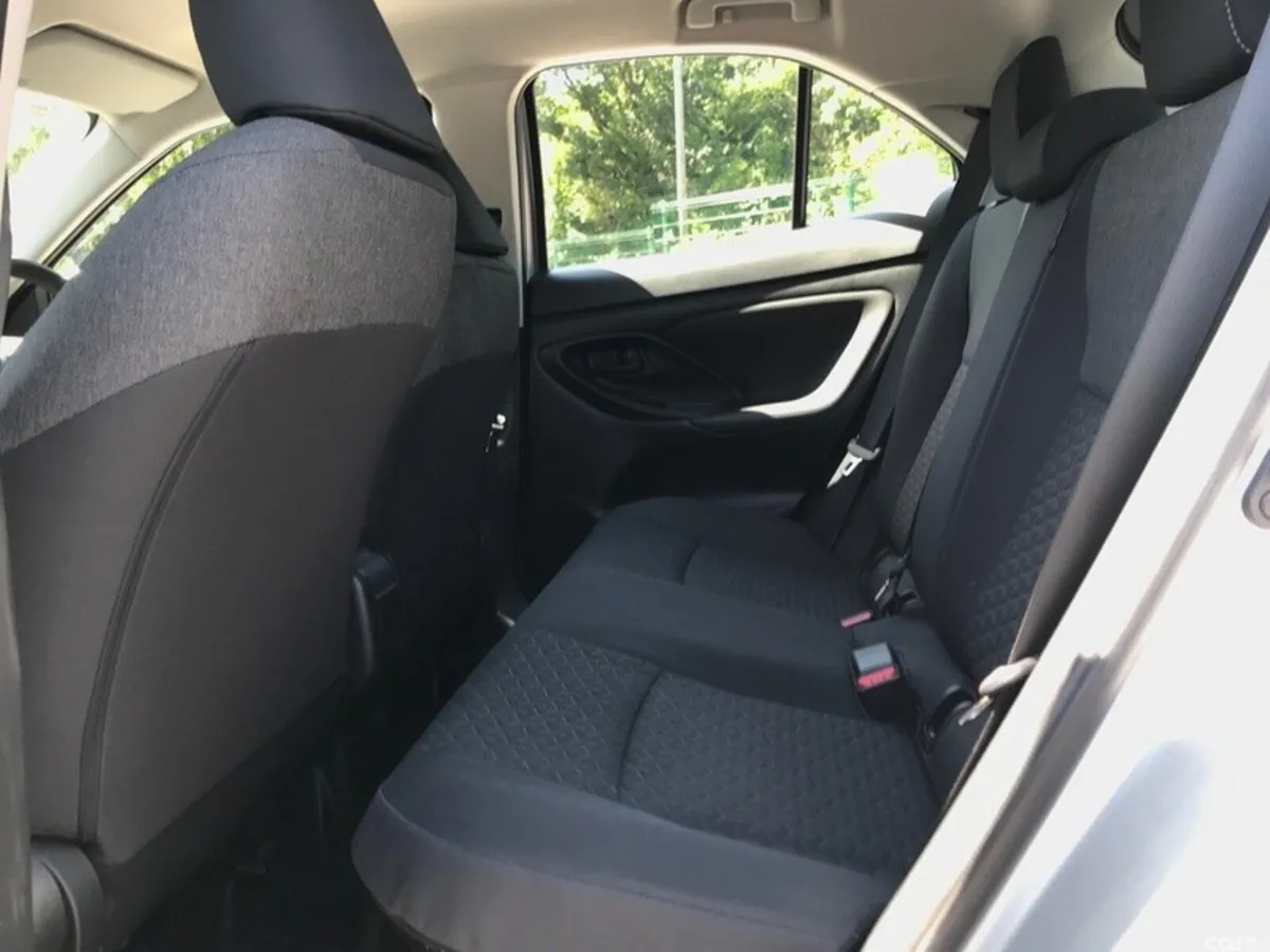 Toyota Yaris Cross Hatchback, Petrol Hybrid, 2024, Silver
