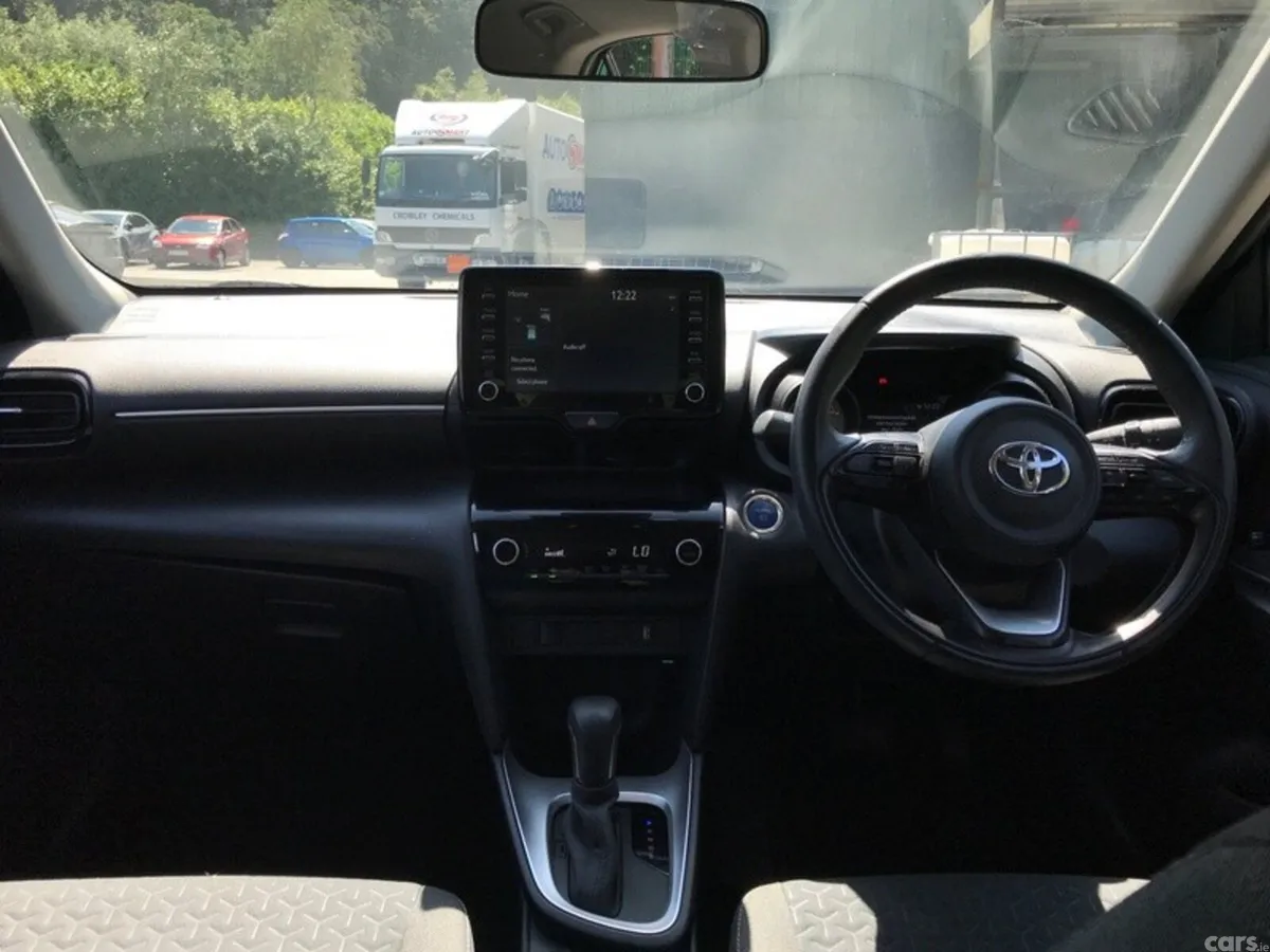 Toyota Yaris Cross Hatchback, Petrol Hybrid, 2024, Silver