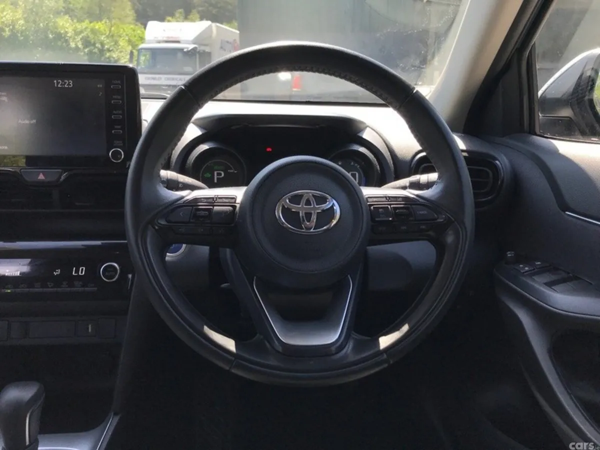 Toyota Yaris Cross Hatchback, Petrol Hybrid, 2024, Silver
