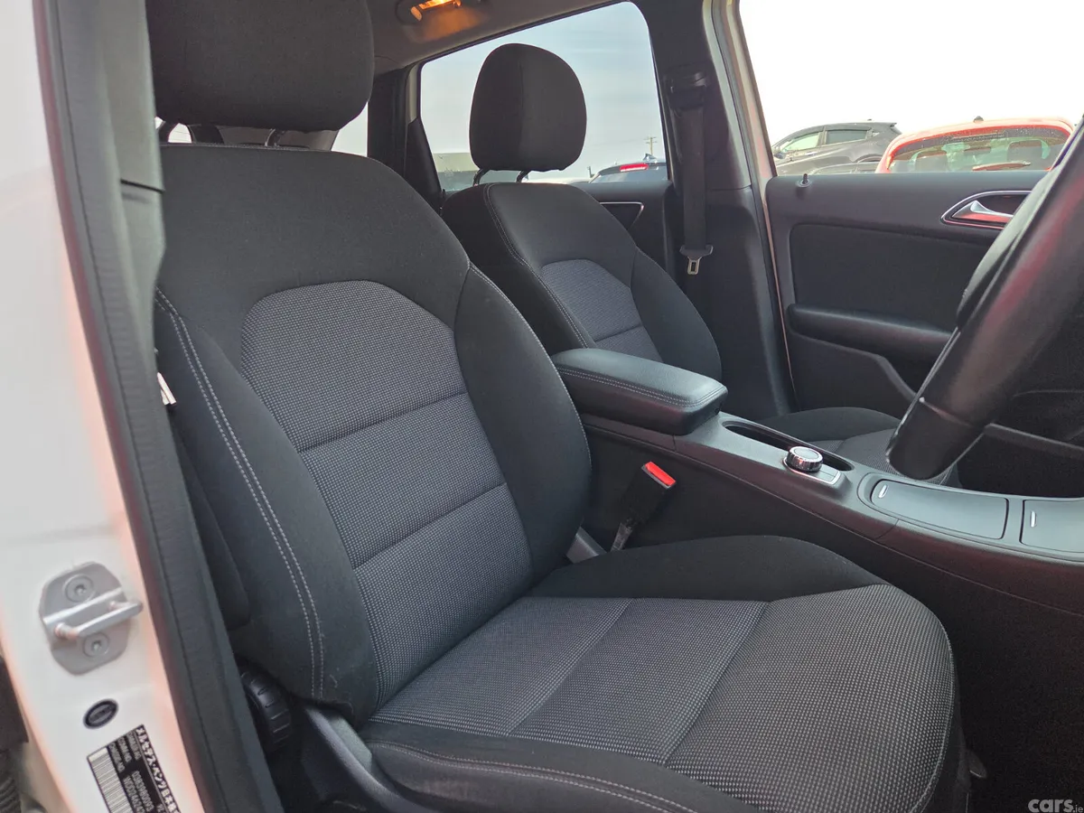 Mercedes-Benz B-Class Hatchback, Petrol, 2013, White