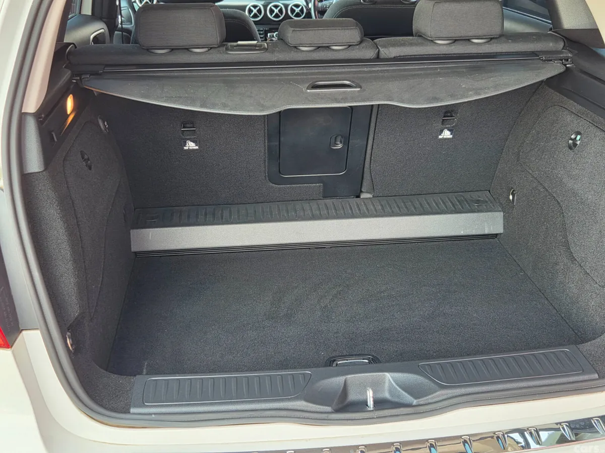 Mercedes-Benz B-Class Hatchback, Petrol, 2013, White