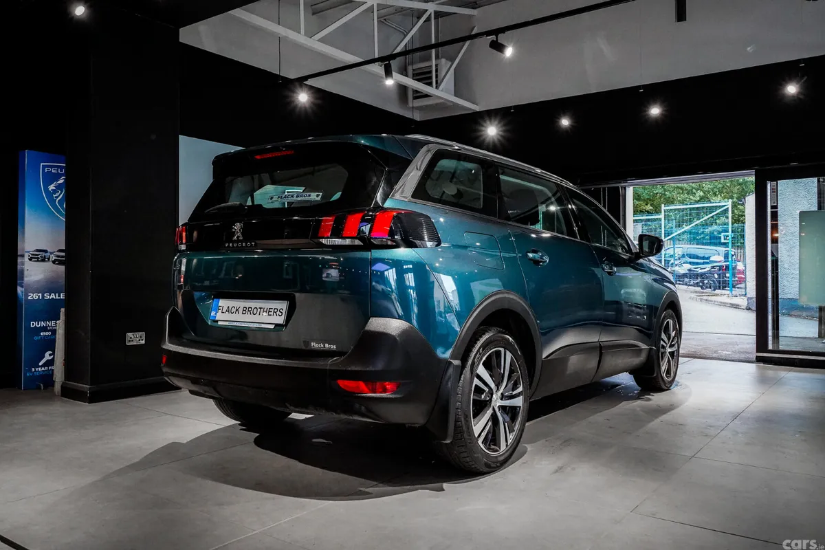 Peugeot 5008 MPV, Diesel, 2019, Green