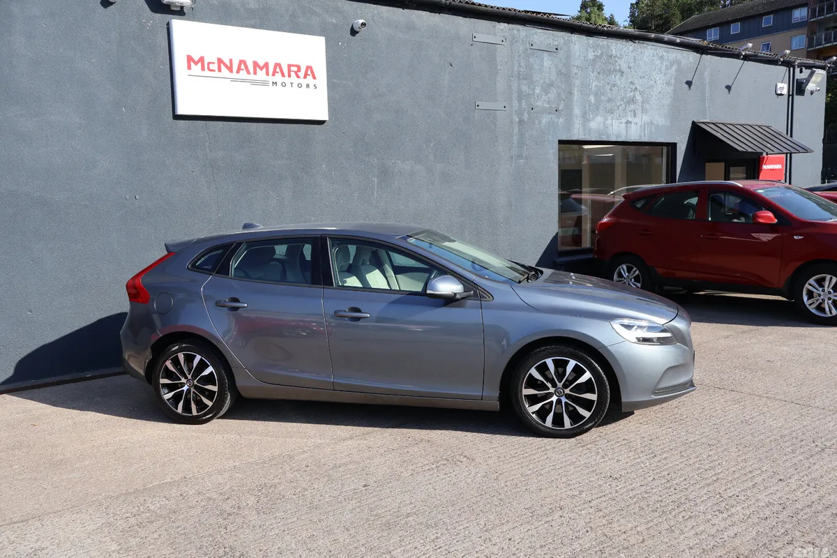 Volvo V40 Estate, Diesel, 2019, Grey