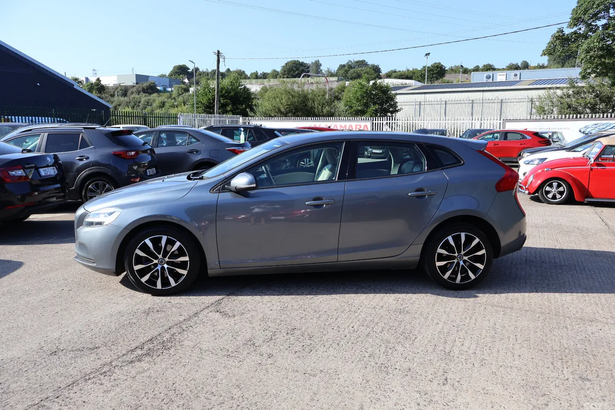 Volvo V40 Estate, Diesel, 2019, Grey