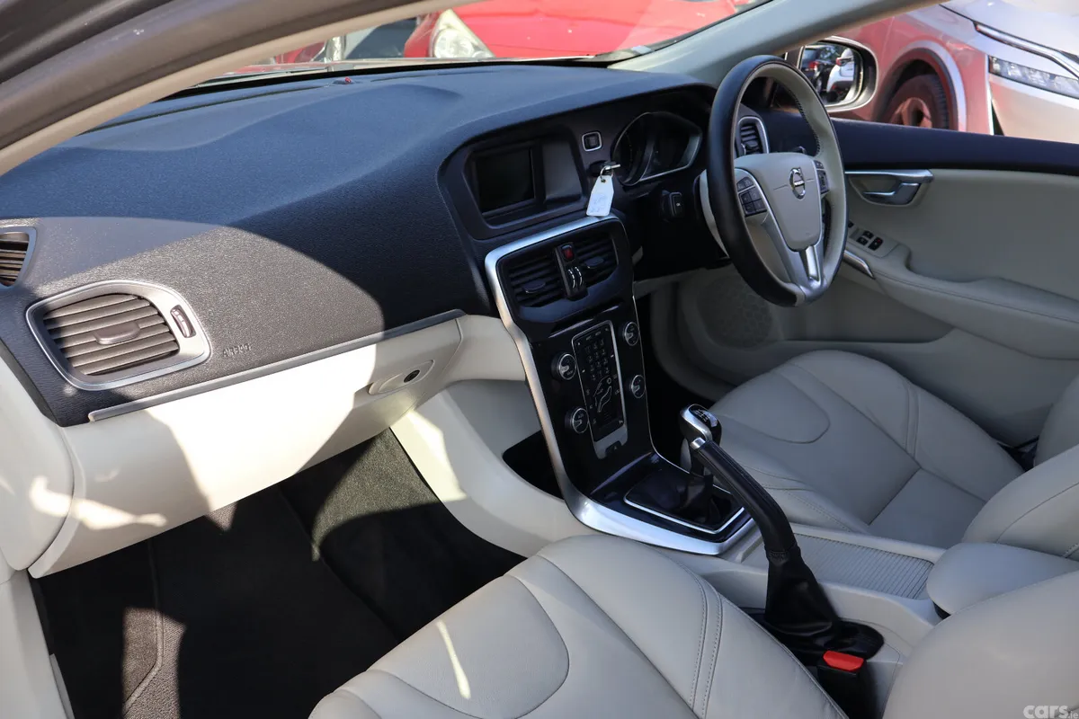 Volvo V40 Estate, Diesel, 2019, Grey