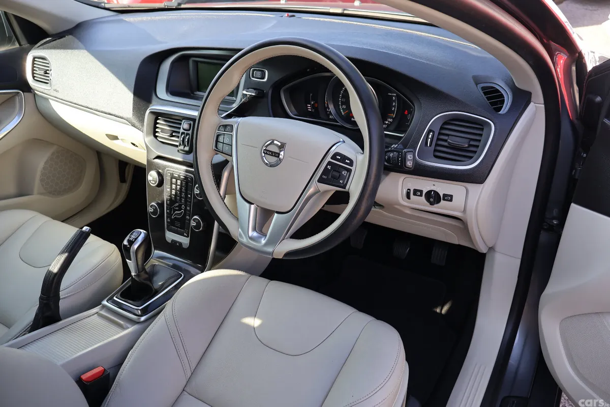 Volvo V40 Estate, Diesel, 2019, Grey