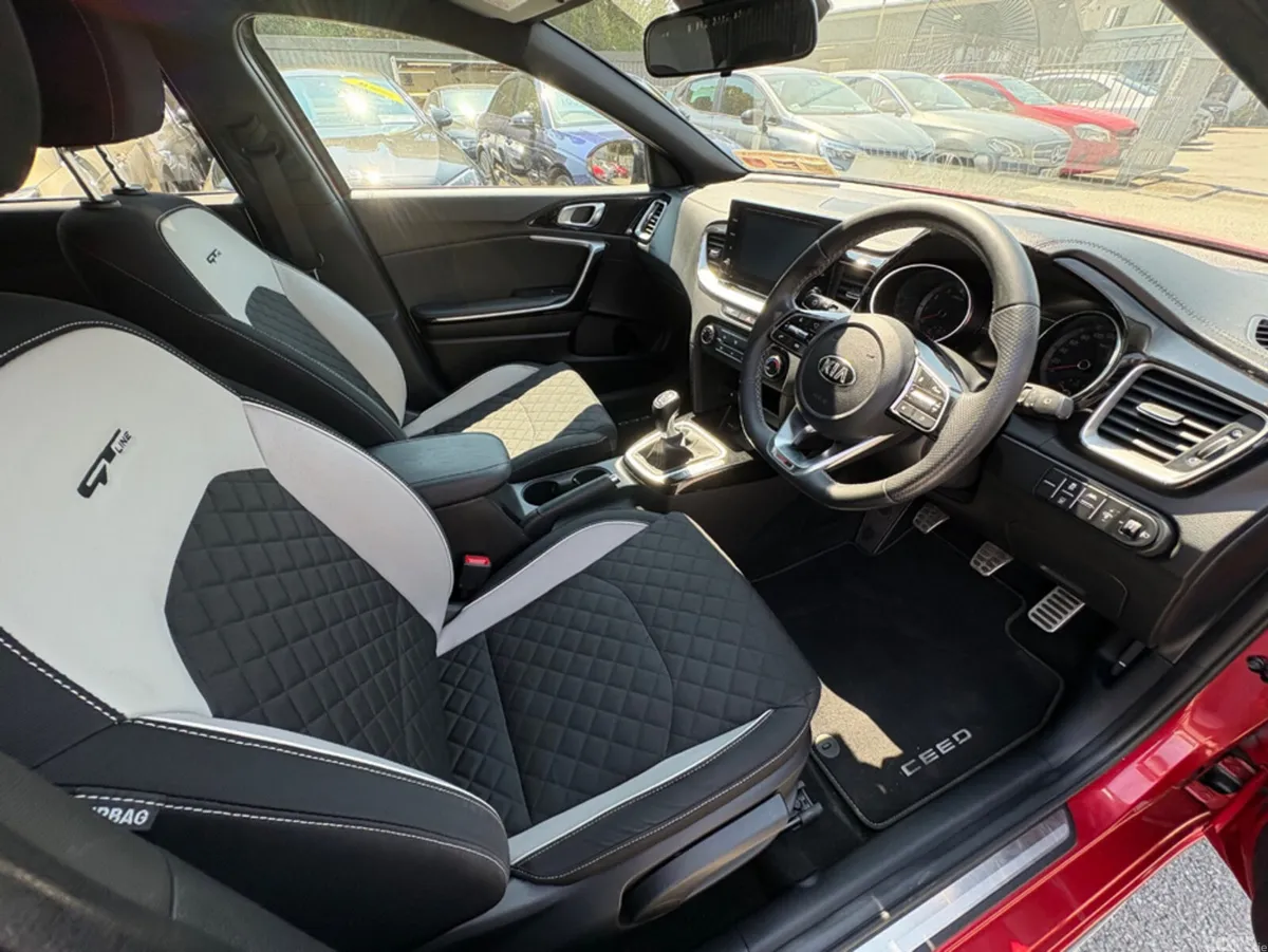Kia Ceed Hatchback, Petrol, 2022, Red
