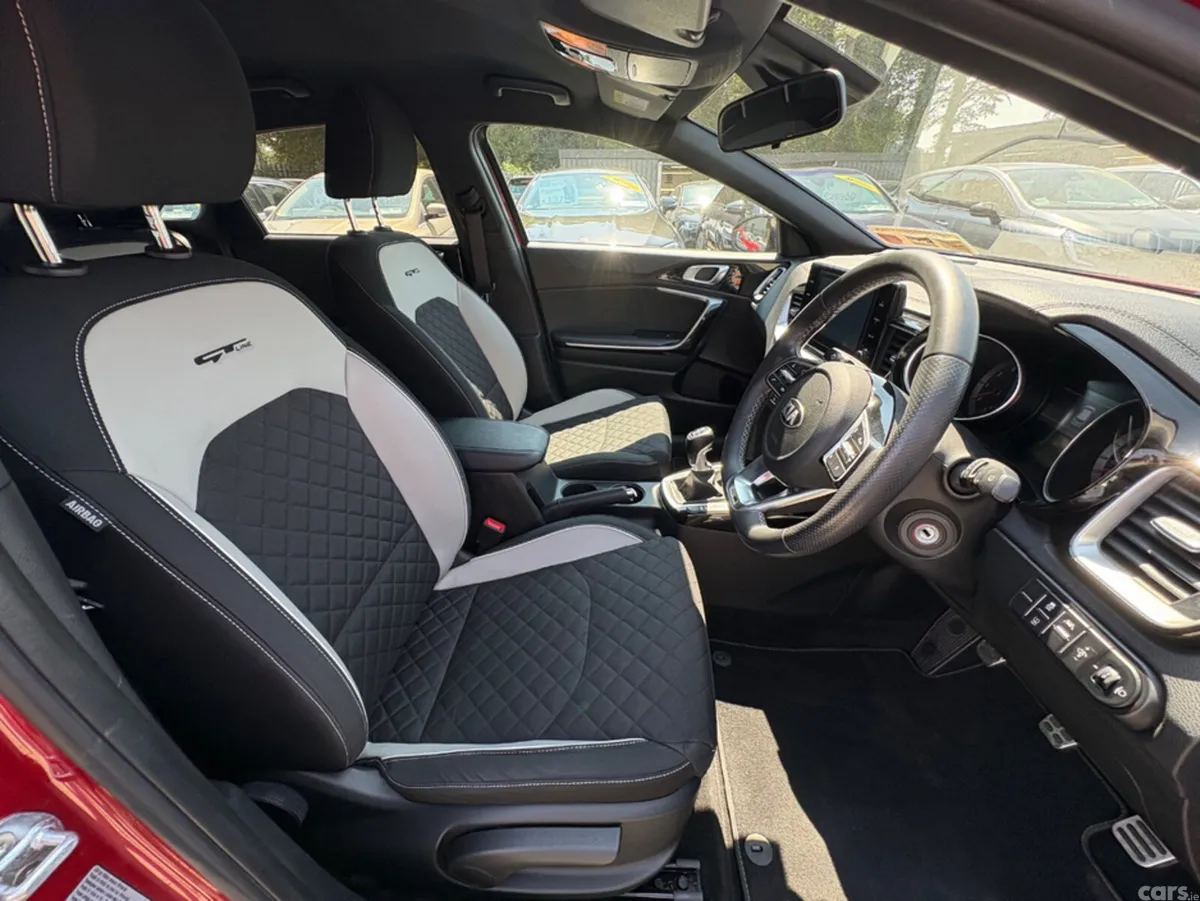 Kia Ceed Hatchback, Petrol, 2022, Red