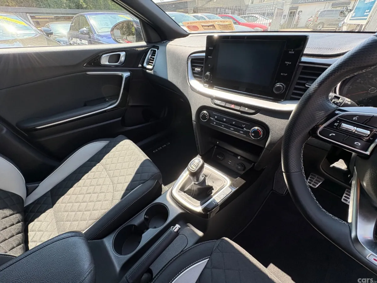 Kia Ceed Hatchback, Petrol, 2022, Red