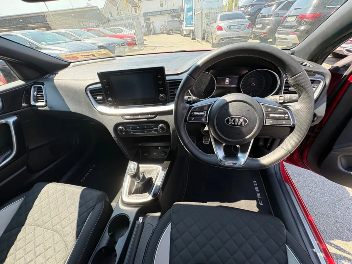 Kia Ceed Hatchback, Petrol, 2022, Red