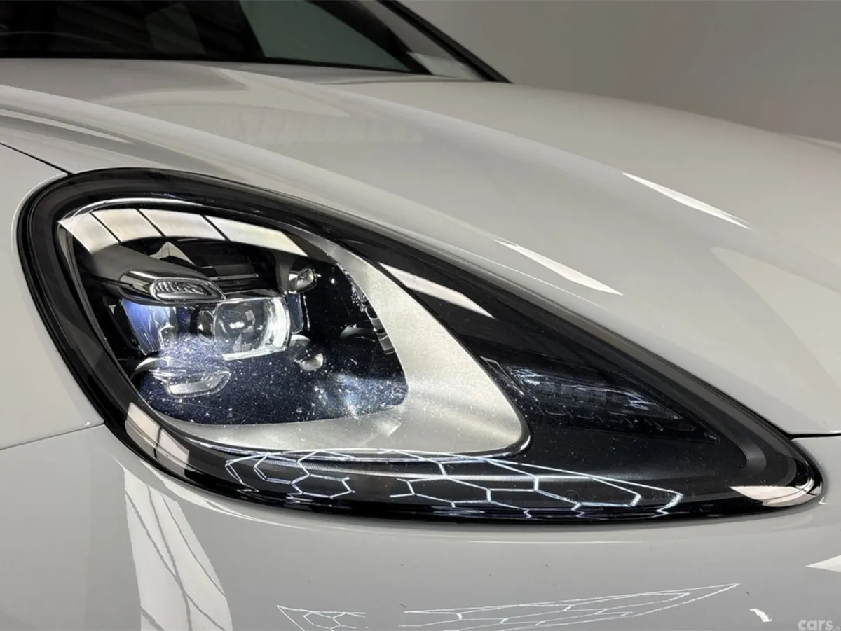 Porsche Cayenne MPV, Petrol Hybrid, 2023, White