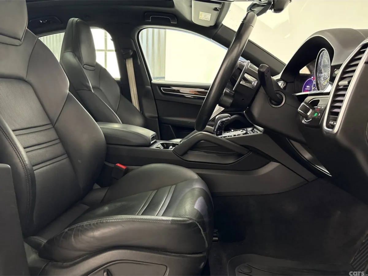 Porsche Cayenne MPV, Petrol Hybrid, 2023, White
