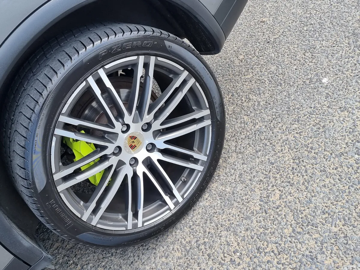 Porsche Cayenne SUV, Petrol Plug-in Hybrid, 2015, Grey