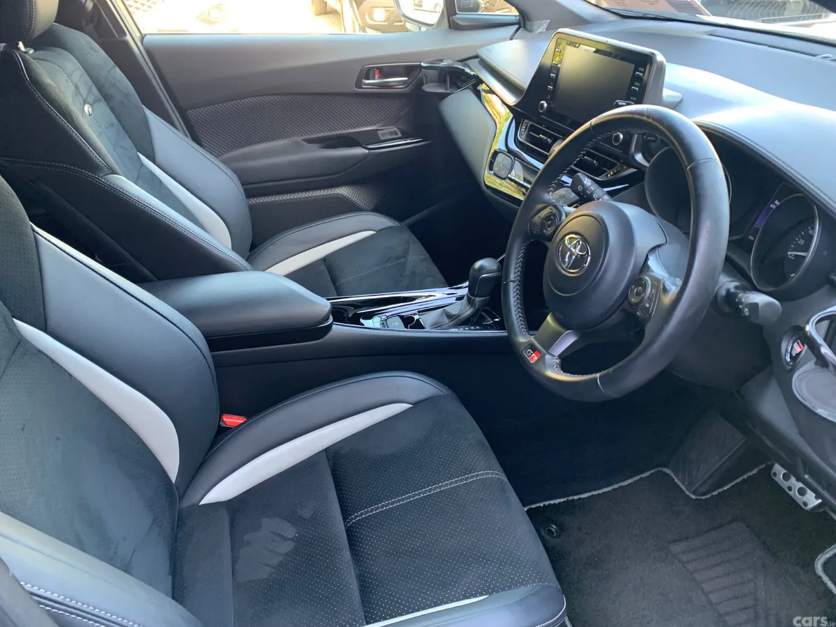 Toyota C-HR SUV, Petrol Hybrid, 2019, White