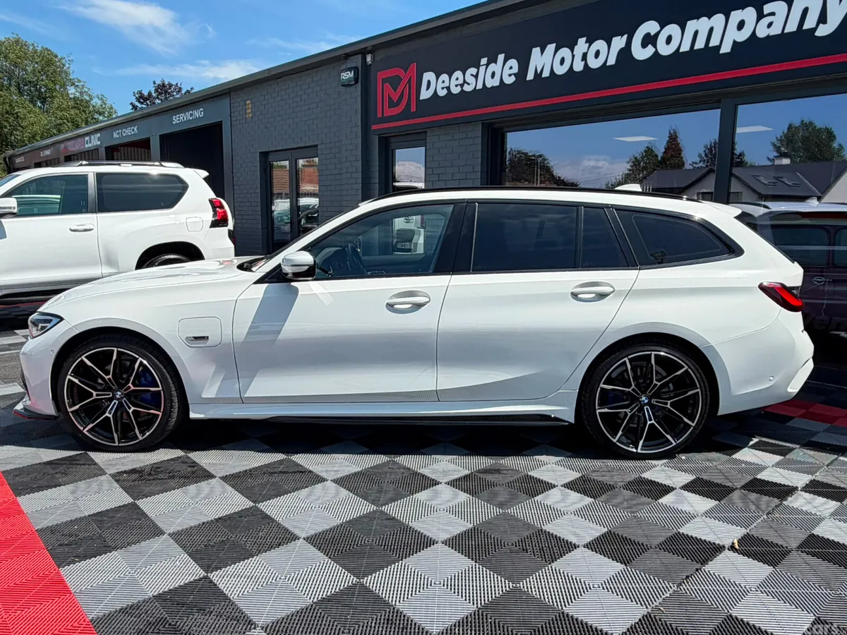 BMW 3-Series Estate, Petrol Hybrid, 2022, White