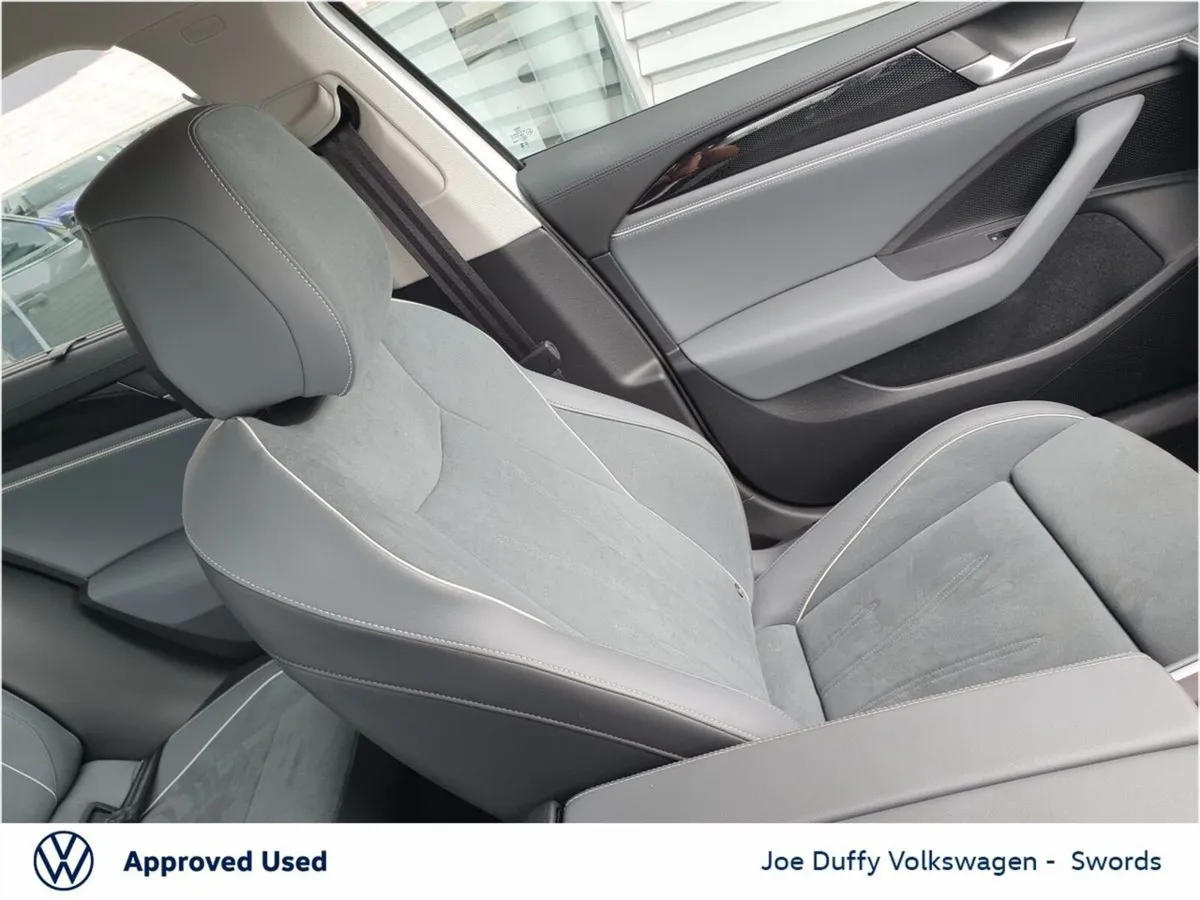 Volkswagen Passat Estate, Petrol Hybrid, 2025, White