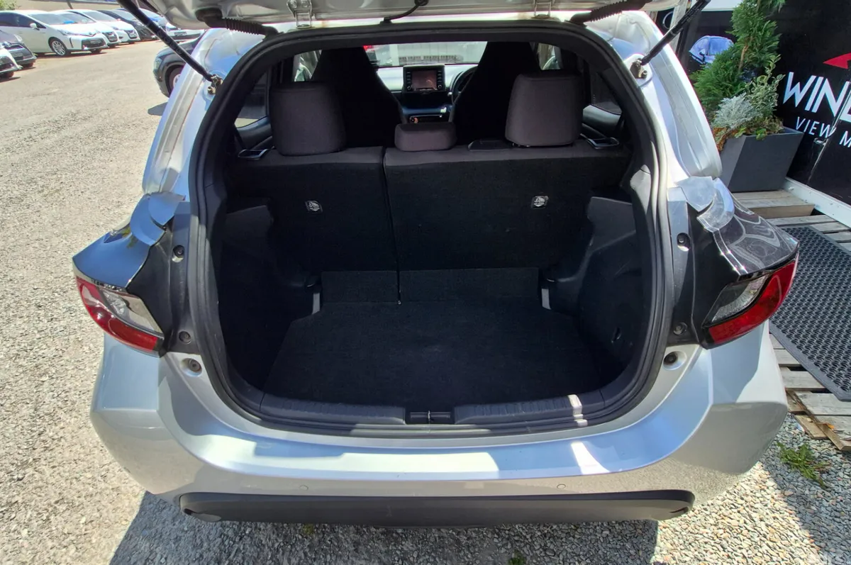 Toyota Yaris Hatchback, Petrol Hybrid, 2021, Silver