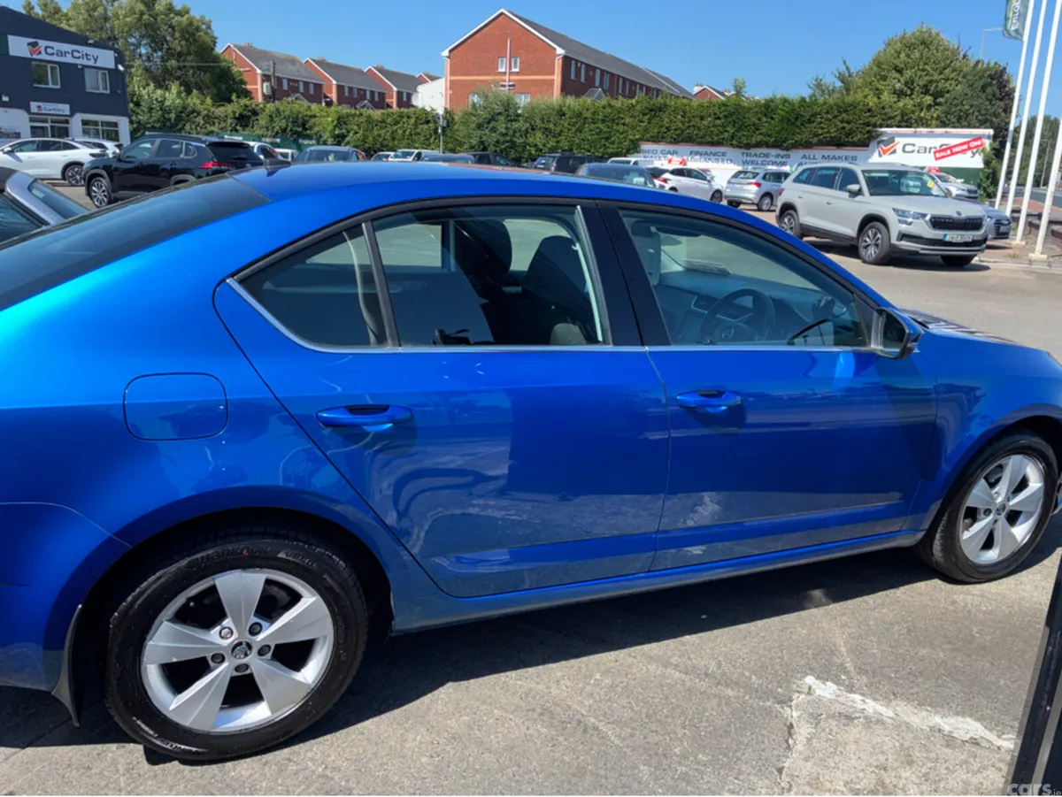 Skoda Octavia Hatchback, Petrol, 2019, Blue