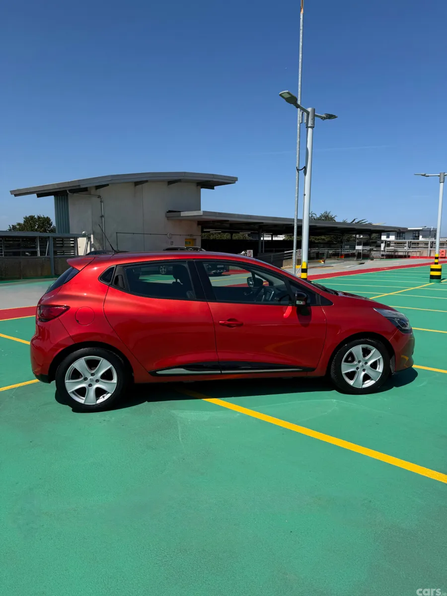 Renault Clio Hatchback, Petrol, 2016, Red