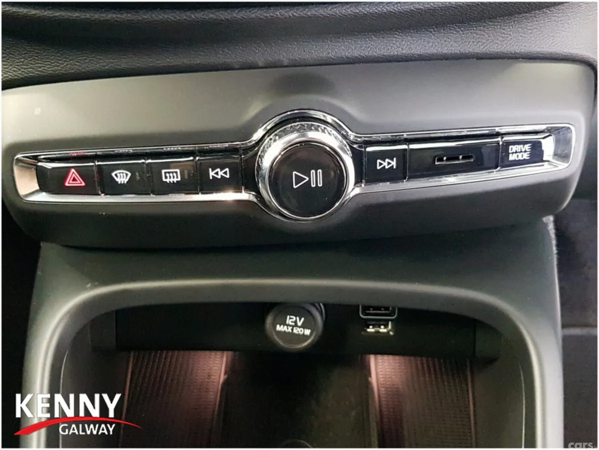 Volvo XC40 Estate, Petrol Plug-in Hybrid, 2021, White