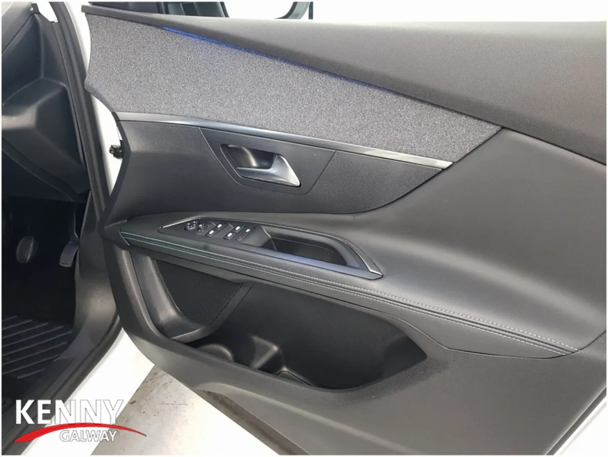 Peugeot 5008 MPV, Diesel, 2022, White