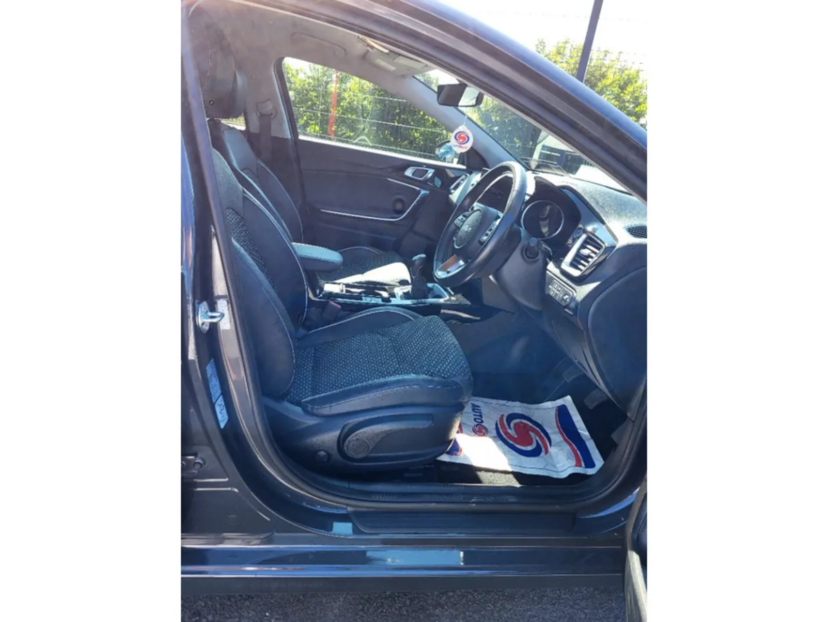 Kia Ceed Hatchback, Petrol, 2023, Grey
