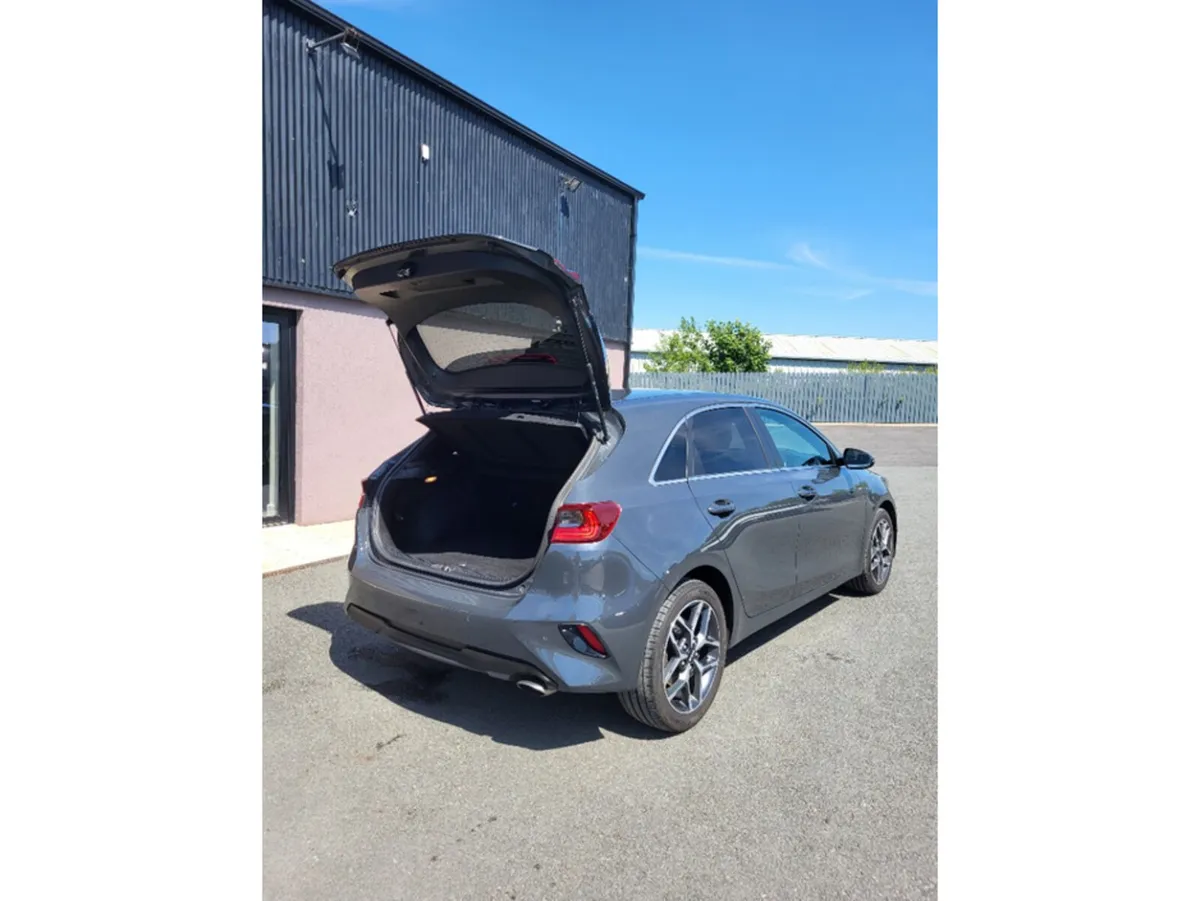Kia Ceed Hatchback, Petrol, 2023, Grey