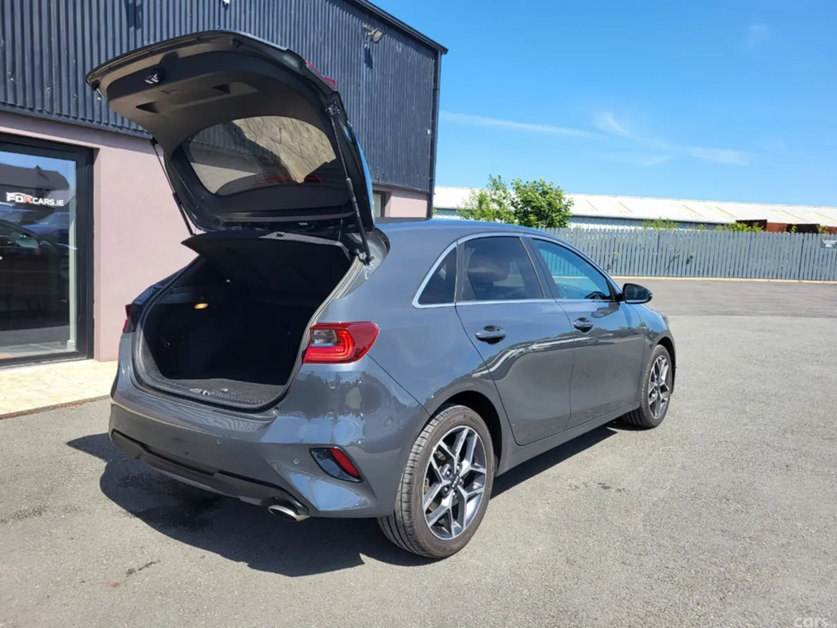 Kia Ceed Hatchback, Petrol, 2023, Grey