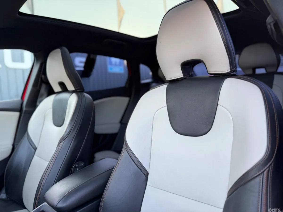 Volvo V40 Hatchback, Diesel, 2018, Red