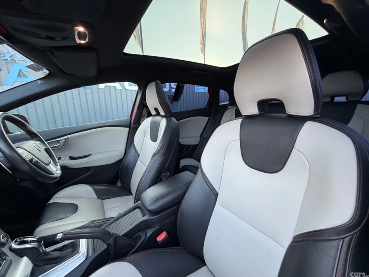 Volvo V40 Hatchback, Diesel, 2018, Red