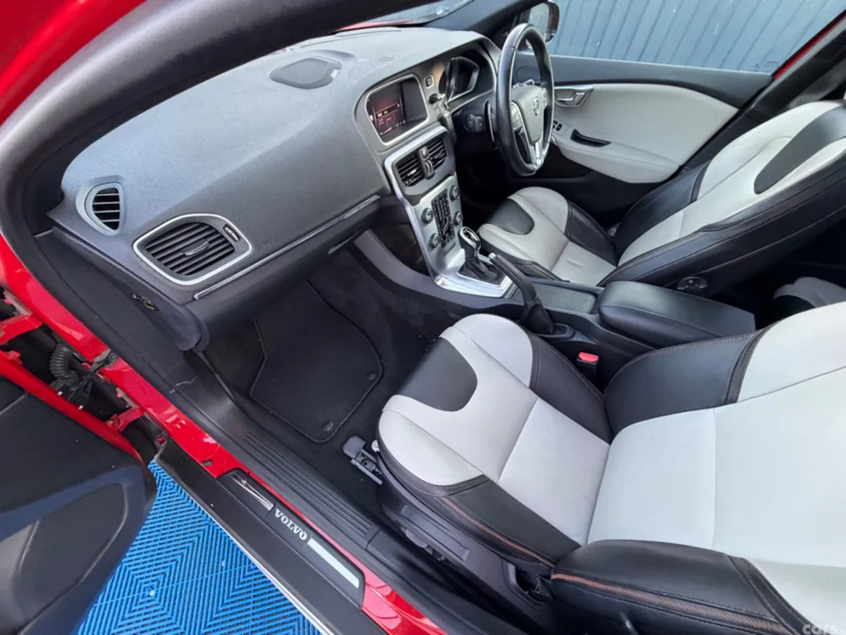Volvo V40 Hatchback, Diesel, 2018, Red