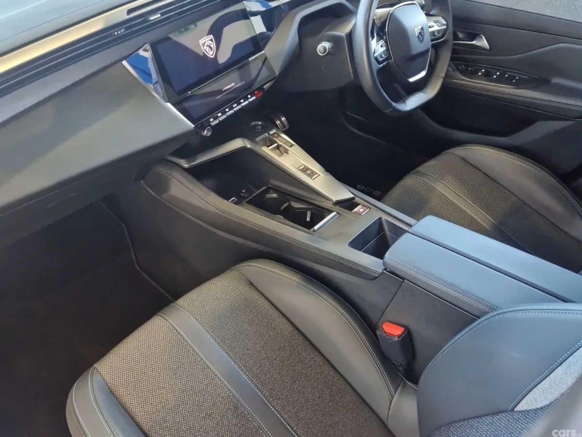 Peugeot 308 Hatchback, Diesel, 2023, Red