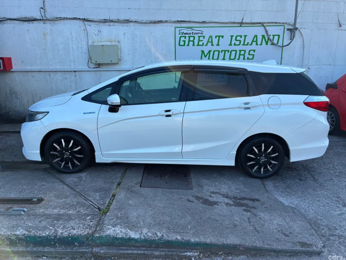 Honda Shuttle MPV, Petrol Hybrid, 2016, White
